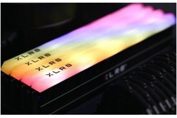 Pamięć RAM PNY XLR8 Gaming RGB 8GB DDR4 3200MHz Z radiatorem 1.35V 16CL