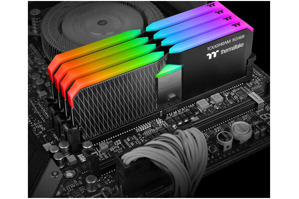 Pamięć RAM Thermaltake Toughram XG RGB 64GB DDR4 3600MHz Z radiatorem 18CL